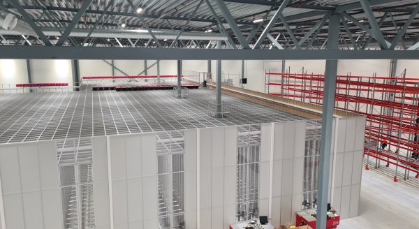 A photo showing the work stations of the automated storage installation in Vestby.